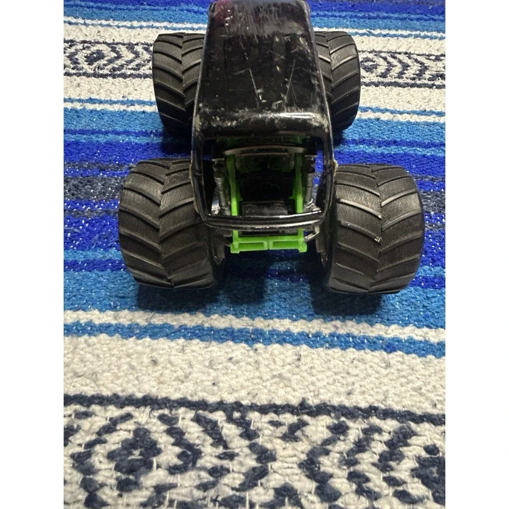 Mattel 2004 Grave Digger Diecast Body 1/24 Hot Wheels Vintage Car Monster Jam